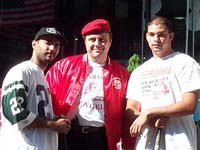 <font size=-1>Longball finalist Eddie Rodriguez (left) and winner 
            Elias Aponte (right) with Curtis Sliwa</font>
